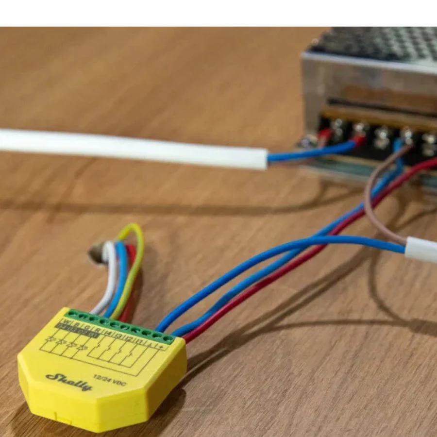 Shelly Plus RGBW PM — Controlador LED RGBW WiFi con Medición de Potencia - Image 3